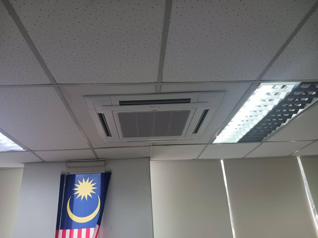 Unit ceiling cassette terpasang pada siling pejabat