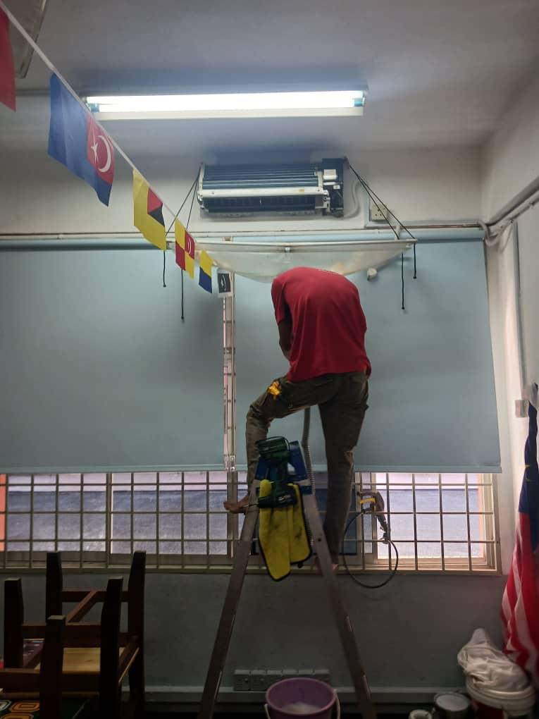 Chemical wash aircond dinding menggunakan beg tadahan air kotor