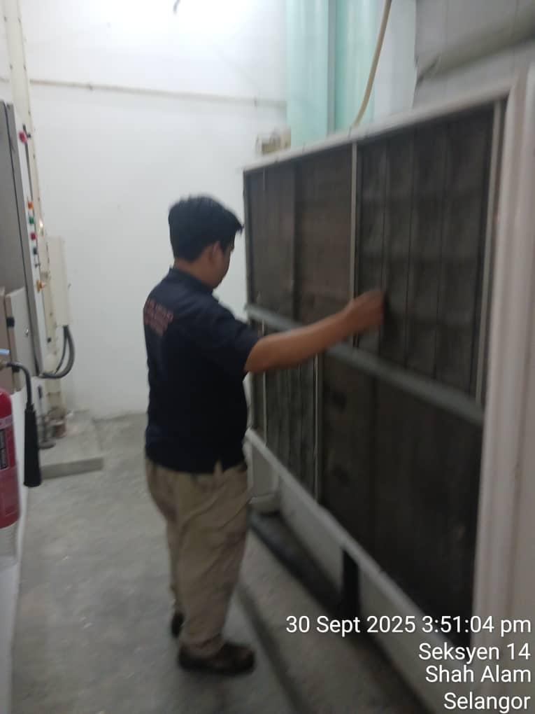 Penapis aircond tersumbat habuk tebal sebelum dibersihkan