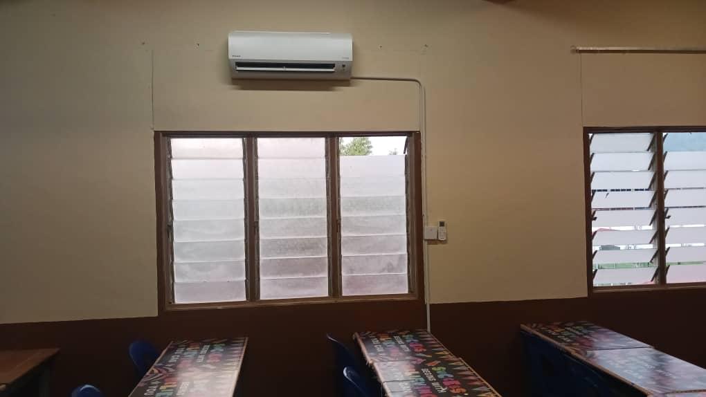 Aircond dinding terpasang di bilik darjah sekolah
