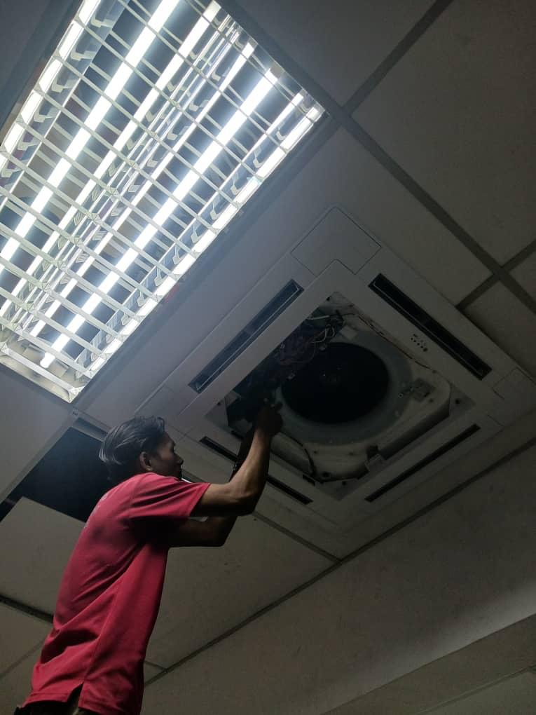 Juruteknik membuka dan menyervis ceiling cassette di pejabat